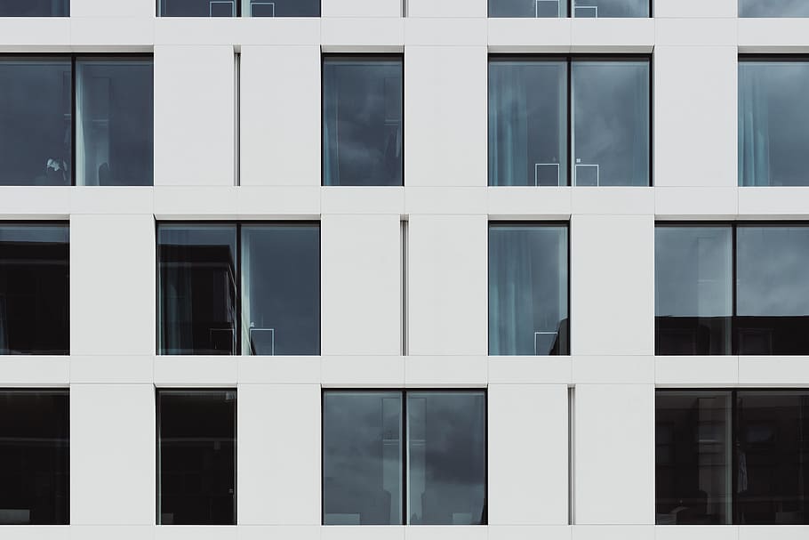 edifici pintat de blanc, edifici, finestres, façana, modern, arquitectura, edifici d'oficines, exterior, urbà, contemporani, corporatiu, finestra, exterior de l'edifici, estructura construïda, vidre - material, marc complet, fons, reflexió, cap gent, dia, a l'aire lliure, ciutat, forma geomètrica, oficina, patró, forma, costat a costat, exterior d’edifici d’oficines, marc de finestra, 4K