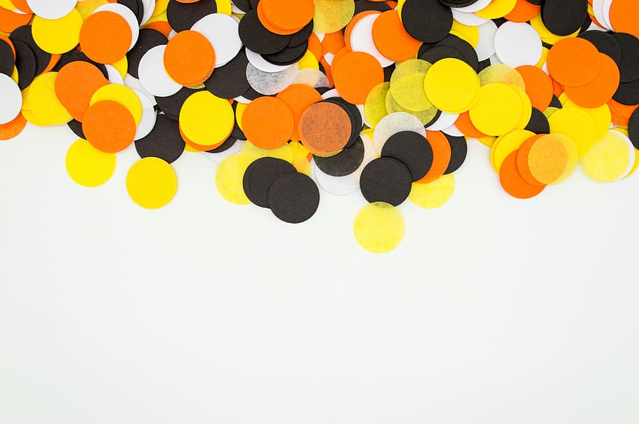 il·lustració multicolor de lunars, retalls de paper de colors variats, artesania, paper, decoració, cercle, groc, taronja, negre, confeti, paper de seda, blanc, espai buit, còpia espai, espai de disseny, cercle de paper, decoració de Halloween, festa deco, embarcacions de paper, confeti de Halloween, gran grup d'objectes, fons blanc, tir de l'estudi, a l'interior, cap gent, multicolor, natura morta, elecció, variació, abundància, arranjament, forma, en fila, color taronja, primer pla, tallar, ordre, color vibrant, 5K
