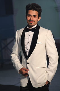 uomo, indossare, bianca, cappotto, nero, pantaloni eleganti, vestito nero, di bell'aspetto, giovane, modello, scintillio, persone, moda, stile di vita, tipo, stile, completo da uomo, attività commerciale, professionale, riuscito, maschio, ritratto, fiducia, capo, comando, espressione, viso, persona, sorriso, sorridere, umano, attraente, analizzare, cercare, guardare, carina, pelle, capelli, trucco, occhi, bel sorriso, capelli di bellezza, perfezionare, Solo uomini, solo un uomo, cravatta a farfalla, una persona, in piedi, guardando la fotocamera, tre quarti, giovane adulto, vista frontale, gente meravigliosa, giovani uomini, vestito formale, persone reali, ben vestito, concentrarsi sulle conoscenze acquisite, sorridente, stili di vita, capi di abbigliamento, uniforme, 5K