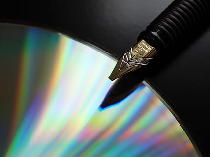 CD, DVD, Gegenlicht, Daten, Datenspeicher, Datenträger, Diskette, Computer, lichtspiel, verlassen, lesen, Füllstoff, Füller, Digital, Stift, Nahansicht, drinnen, Schreibgerät, mehrfarbig, keine Leute, High Angle View, selektiver Fokus, Text, Stillleben, Schreiben, Kommunikation, Tinte, Papier-, Metall, schwarze Farbe, Tag, Kunst und Handwerk, Feder, 2K, CC0, gemeinfrei, lizenzfrei