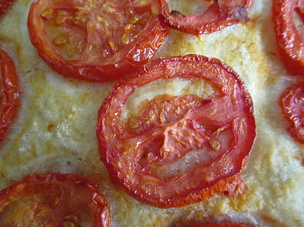 focaccia, Pizza, pomodori, pane, cibo, formaggio, pomodoro, Mozzarella, al forno, pasto, cena, salame, cibo e bevande, freschezza, avvicinamento, nessuno, in casa, frutta, carne, pronto a mangiare, rosso, fotogramma intero, benessere, cibo italiano, mangiare sano, natura morta, indulgenza, sfondi, prodotto caseario, pizza al salame piccante, tentazione, 5K, CC0, dominio pubblico, privo di copyright