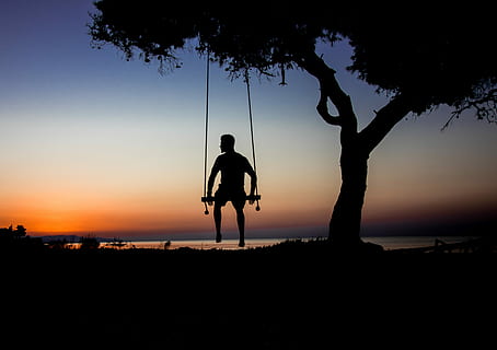 foto di silhouette, uomo, swing, accanto, albero, fotografia di silhouette, persona, tramonto, silhouette, arancia, cielo, in piedi, pianta, natura, una persona, bellezza nella natura, scenics - natura, persone reali, uomini, acqua, lunghezza intera, attività di svago, terra, stili di vita, scena tranquilla, mare, la tranquillità, all'aperto, 4K, CC0, dominio pubblico, privo di copyright