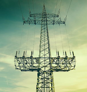fotografie cu unghi mic, turnul de transmisie, alb, albastru, cer, timpul zilei, actual, strommast, energie, industrie, electricitate, tehnologie, turn, linie de alimentare, cablu, stâlp electric, oţel, echipament, siluetă, putere, comunicare, combustibil și generarea de energie electrică, conexiune, alimentare electrică, vedere unghiulară joasă, metal, natură, nici o persoana, construită, arhitectură, nor - cer, înalt - înalt, în aer liber, complexitate, comunicații globale, Echipament electric, componente electrice, 2K