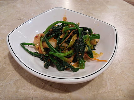 spinat, tilbehør, grøntsag, spisestue, Republikken Korea, krydret, lækker mad, madlavning, rød peberpulver, madfotografering, porre, mad, lækker, grøntsager, koreansk mad, gourmet, måltid, aftensmad, porcelæn, plade, sund kost, friskhed, frokost, mad og drikke, fisk og skaldyr, indendørs, klar til at spise, bord, velvære, høj vinkel visning, portionsstørrelse, stilleben, tæt på, ingen mennesker, grøn farve, salat, fokus på forgrunden, hvid farve, grøn, Vegetarmad, kinesisk mad, 4K, CC0, offentligt domæne, royaltyfrie