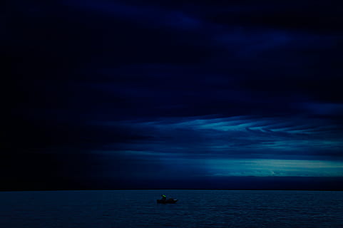 barca a vela, calma, blu, corpo, acqua, buio, cieli, barca, corpi, notte, tempo, cielo, nuvole, nuvoloso, tempesta, oceano, mare, natura, Paesaggi, nuvola - cielo, la tranquillità, orizzonte sull'acqua, scena tranquilla, orizzonte, nave nautica, scenics - natura, bellezza nella natura, cielo drammatico, mezzi di trasporto, nessuno, 5K, CC0, dominio pubblico, privo di copyright