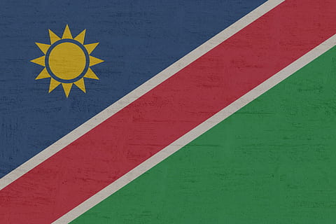 namibia, bandera, internacional, símbol, signe, comunicació, carretera, cap gent, funció de construcció de parets, dia, groc, color verd, estructura construïda, arquitectura, orientació, vista d’angle alt, símbol de fletxa, a l'aire lliure, vermell, senyal de trànsit, marcatge, informació, transport, 1080P, CC0, domini públic, lliure de regalies