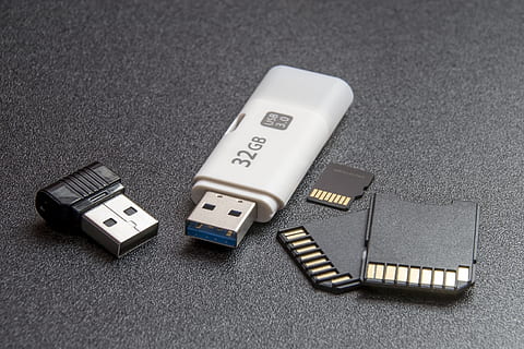 32, gb, toshiba, flash, conduire, mémoire flash, clé USB, carte mémoire, hautes technologies, électronique, des ordinateurs, accessoires informatiques, équipement du photographe, macro, isolé, médias modernes, mémoire blanche, lien, La technologie, vue grand angle, la communication, personne, fermer, nature morte, à l'intérieur, table, partie informatique, équipement informatique, équipement, couleur noire, texte, ordinateur, Plastique, se concentrer sur le premier plan, Téléphone, écriture occidentale, téléphone portable, 4K, CC0, domaine public, libre de droits