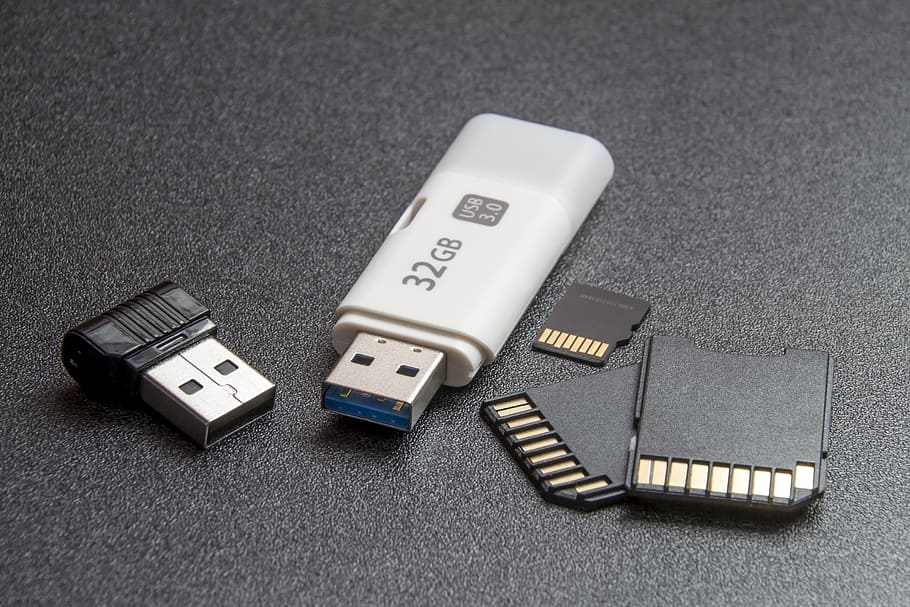 32, gb, Toshiba, flaix, conduir, memòria flash, llapis de memòria, targeta de memòria, tecnologies altes, electrònica, ordinadors, accessoris d’ordinador, equip de fotògraf, macro, aïllat, mitjans de comunicació moderns, memòria blanca, connexió, tecnologia, vista d’angle alt, comunicació, cap gent, primer pla, natura morta, a l'interior, taula, part de l’ordinador, equips informàtics, equipament, color negre, text, ordinador, plàstic, centrar-se en primer pla, telèfon, guió occidental, telèfon mòbil, 4K