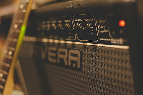 rivera rørforsterker, selektiv, fokus fotografering, svart, rivera gitarforsterker, skjev, brun, forsterker, amp, knotter, knapper, lys, teknologi, kommunikasjon, tekst, nærbilde, selektiv fokusering, musikk, kunstkultur og underholdning, ingen folk, radio, innendørs, vestlig skript, Nummer, utstyr, styre, lydutstyr, kontrollpanel, enkelt objekt, veiledning, stor bokstav, lydopptak utstyr, radiostasjon, 5K, CC0, offentlig domene, opphavsrett gratis