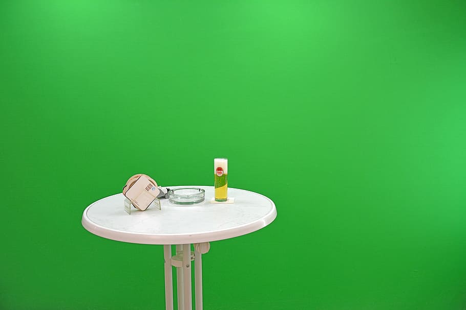 clau de cromat, greenbox, taula de barres, taula, kölsch, Colònia, cervesa, taula dels pubs, festa, celebració, carnaval, aïllat, imatges de greenbox, fons verd, color verd, còpia espai, fons de colors, cap gent, a l'interior, tir de l'estudi, equipament per a la llar, Color blanc, funció de construcció de parets, primer pla, placa, buit, salut i medicina, menjar i beguda, absència, utensili per menjar, vela, 5K