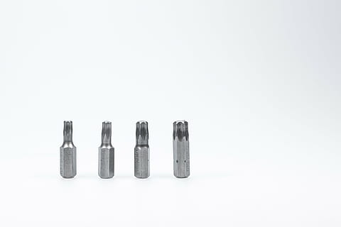 Bits, Kreuz, Torx, Werkzeug, Aufsatz, Kunst, Eisen, Metall, Studioaufnahme, kopieren sie platz, weißer Hintergrund, drinnen, Seite an Seite, Stillleben, Anordnung, keine Leute, Nahansicht, ausgeschnitten, in einer Reihe, Gruppe von Objekten, mittlere Gruppe von Objekten, direkt darüber, High Angle View, Auftrag, schwarze Farbe, Arbeitsgerät, 4K, CC0, gemeinfrei, lizenzfrei