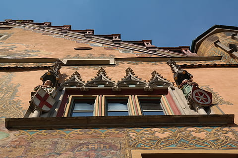 Municipio, Ulm, finestra, facciata, pittura, sala ulmer, affreschi, murale, giallo, monumento, primo rinascimento, pittura a secco, stemma, timpano, architettura, esterno dell'edificio, struttura costruita, Inquadratura dal basso, nessuno, giorno, costruzione, quartiere residenziale, cielo, tetto, Casa, arte e artigianato, natura, cielo sereno, storia, all'aperto, il passato, rappresentazione, blu, ornato, 5K, CC0, dominio pubblico, privo di copyright