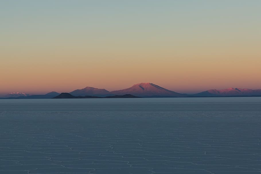 foto de paisatge, calma, aigua, muntanya, paisatge, pic, cim, neu, vista, estètic, roques, boira, mar, oceà, cel, pacífica, tranquil·litat, naturalesa, escenics, escena tranquil·la, bellesa a la natura, posta de sol, temperatura de fred, hivern, llac, a l'aire lliure, escenics - natura, cel clar, còpia espai, escena no urbana, medi ambient, idíl·lic, cap gent, mineral, color taronja, sal plana, terra, clima àrid, muntanya nevada, porpra, 4K