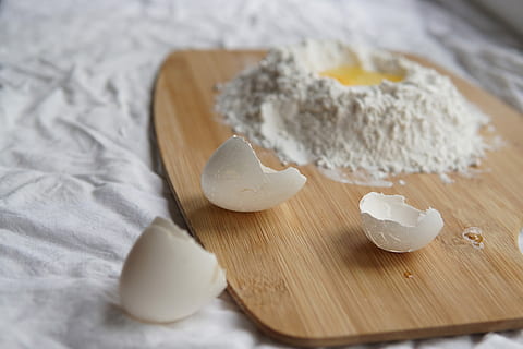 făcând paste făinoase, ouă, maro, mărunt, bord, lângă, făină, interior, ou, crăpat, gătire, alimente, mancare si bautura, lemn - material, în interior, nici o persoana, prospeţime, vedere în unghi mare, bunăstare, tăiere bord, natură moartă, preparare, camera de zi, ingredient, simplitate, eggshell, masa, coajă, produs lactat, gălbenuș de ou, 5K, CC0, domeniu public, fără drepturi de autor