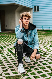 uomo, toccante, capelli, inginocchiarsi, grigio, calcestruzzo, bloccare, Casa, ritratto, kneed, modello, moda, una persona, persone reali, stili di vita, vista frontale, architettura, giovani uomini, abbigliamento casual, giovane adulto, lunghezza intera, attività di svago, giorno, struttura costruita, esterno dell'edificio, guardando la fotocamera, seduta, uomini, maschi, all'aperto, adolescente, contemplazione, 5K, CC0, dominio pubblico, privo di copyright