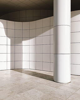 Wand, Beiträge, Schatten, Innen-, Fußboden, Fliesen, die Architektur, architektonische Säule, Bodenbelag, gebaute Struktur, keine Leute, modern, Wandbau - Funktion, drinnen, leeren, Gebäude, Muster, Fliese, Stadt, Tag, gestalten, Fußweg, Metall, Mann gemacht, spärlich, Beton, Gebäudefunktion, Fliesenboden, 2K, CC0, gemeinfrei, lizenzfrei