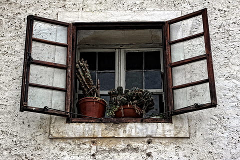okno, stary, stare okno, fasada, historycznie, atmosfera, rustykalny, nostalgiczny, nastrój, fasada domu, atmosferyczny, architektura, zbudowana struktura, na zewnątrz budynku, żadnych ludzi, roślina, dzień, budynek, funkcja budowy ścian, roślina doniczkowa, wzrost, dom, na dworze, niski kąt widzenia, szkło - materiał, Natura, parapet, drewno - materiał, Ściana, doniczka, rama okienna, 5K, CC0, domena publiczna, darmowe zdjęcia