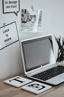 cartes, citations, noir et blanc, photo, ordinateur portable argent, inspirant, argent, portable, espace de travail, lieu de travail, ordinateur, citation, de motivation, devise, affaires, La technologie, Bureau, l'Internet, table, clavier d'ordinateur, moniteur d'ordinateur, Technologie sans fil, la communication, lien, personne, dispositif d'information portable, à l'intérieur, nature morte, fermer, texte, se concentrer sur le premier plan, écriture occidentale, meubles, téléphone portable, téléphone intelligent, équipement informatique, surfer sur le net, 4K, CC0, domaine public, libre de droits