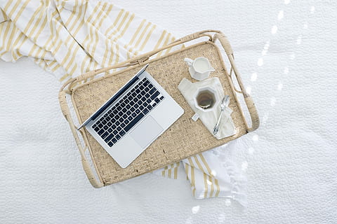 grijs, laptop computer, beige, rieten stoel, zilveren macbook, top, houten, dienblad, thee, laptop, computer, wit, bed, deken, kruik, lepel, werk, handdoek, kom tot rust, zomer, werkruimte, licht, technologie, Draadloze technologie, communicatie, verbinding, binnenshuis, hoge hoekmening, tafel, draagbaarheid, geen mensen, draagbaar informatie-apparaat, stilleven, meubilair, mobiele telefoon, studio opname, internet, hoofdtelefoons, recht boven, het luisteren, toetsenbord, 4K, CC0, publiek domein, royaltyvrij