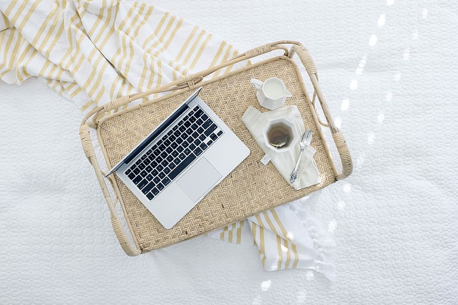 grigio, computer portatile, beige, sedia di vimini, macbook d'argento, superiore, di legno, vassoio, tè, il computer portatile, computer, bianca, letto, coperta, brocca, cucchiaio, lavoro, asciugamano, rilassare, estate, spazio di lavoro, luce, tecnologia, tecnologia wireless, comunicazione, connessione, in casa, vista dall'alto, tavolo, portabilità, nessuno, dispositivo di informazione portatile, natura morta, mobilia, cellulare, girato in studio, Internet, cuffie, direttamente sopra, ascoltando, tastiera, 4K