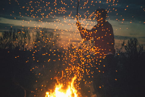 mand, spille, knogle brand, bedrift, Pind, foran, Brænde, person, ild, om natten, brand - naturligt fænomen, varme - temperatur, flamme, nat, brænding, glødende, lejrbål, udendørs, rød, natur, belyst, himmel, vindue, ingen mennesker, gennemsigtig, vand, solnedgang, orange farve, dråbe, våd, glas - materiale, bevægelse, regn, skønhed i naturen, plante, 5K, CC0, offentligt domæne, royaltyfrie