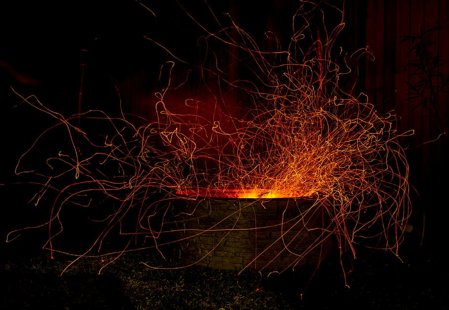 pou de foc, pou de foc gris, foc, calor, flama, nit, llum, color, negre, vermell, exposició llarga, element, calenta, ratxa, línia, naturalesa, moviment, il·luminat, brillant, calor - temperatura, cap gent, moviment borrós, cremant, foc - fenomen natural, foguera, sender lleuger, arbre, color taronja, a l'aire lliure, branca, llum - fenomen natural, resum, espurnes, fons negre, 4K