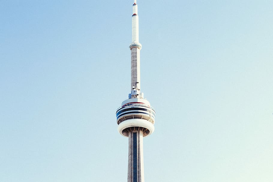fotografia della torre, cn tower photography, giorno, Torre, costruzione, cn torre, struttura, punto di riferimento, in piedi, ponte di osservazione, alto, Canada, toronto, architettura, alto - alto, cielo sereno, struttura costruita, Inquadratura dal basso, esterno dell'edificio, cielo, nessuno, comunicazione, natura, turismo, viaggio, tecnologia, destinazioni di viaggio, copia spazio, guglia, città, comunicazioni globali, 5K