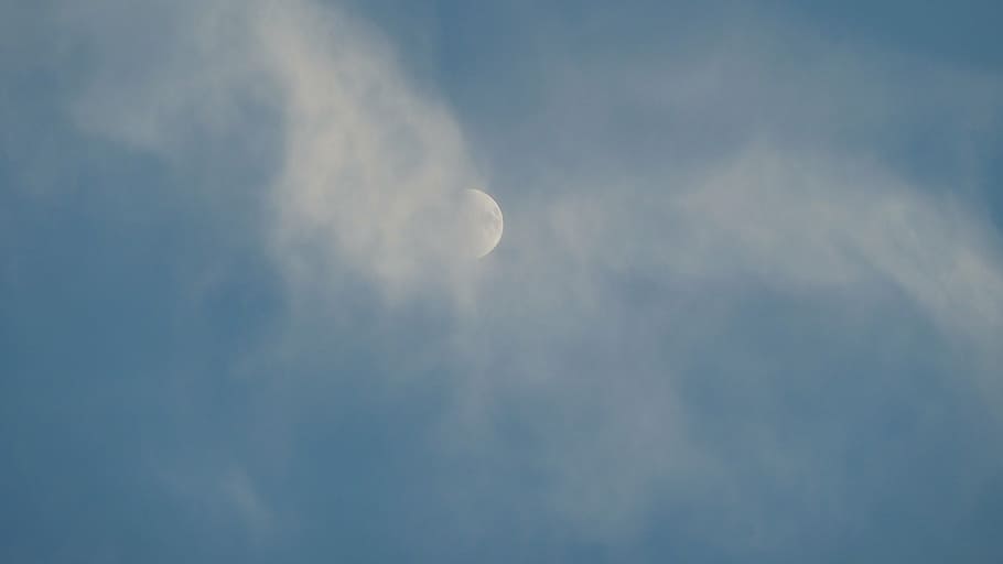 Himmel, Mond, Wolken, Abendhimmel, Himmelblau, wolke - himmel, Flachwinkelansicht, Platz, Schönheit in der Natur, Astronomie, Ruhe, keine Leute, Natur, Szenen - Natur, Blau, draußen, ruhige Szene, planetarischer Mond, Nacht-, Entdeckung, kopieren sie platz, idyllisch, 4K