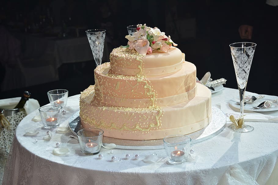 4 nivells, 4 pastilles, taula, pastís de boda, cerimònia, recepció, atendre, nivells, crema, decoració, sucre, copes de vi, estovalles, romàntic, celebra, especial, matrimoni, amor, glaçat, casar-se, casament, pastís, celebració, menjar, elegància, esdeveniment, postres, festa - esdeveniment social, restaurant, luxe, recepció del casament, placa, dolç, menjar dolç, menjar i beguda, frescor, temptació, al forn, indulgència, menjar poc saludable, a l'interior, llest per menjar, vidre, natura morta, cap gent, 1080P
