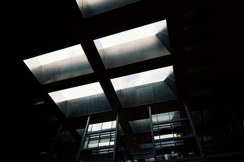 fotografia ad angolo basso, costruzione, edificio nero interno, finestra, luce, architettura, lucernario, calcestruzzo, urbano, da sotto, industriale, quattro, buio, Museo, Madrid, nero, struttura costruita, esterno dell'edificio, vetro - materiale, Inquadratura dal basso, moderno, nessuno, ufficio, città, attività commerciale, notte, all'aperto, illuminato, riflessione, edificio per uffici esterno, forma, bicchiere, grattacielo, 4K, CC0, dominio pubblico, privo di copyright