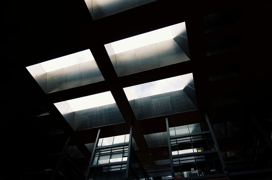 fotografia ad angolo basso, costruzione, edificio nero interno, finestra, luce, architettura, lucernario, calcestruzzo, urbano, da sotto, industriale, quattro, buio, Museo, Madrid, nero, struttura costruita, esterno dell'edificio, vetro - materiale, Inquadratura dal basso, moderno, nessuno, ufficio, città, attività commerciale, notte, all'aperto, illuminato, riflessione, edificio per uffici esterno, forma, bicchiere, grattacielo, 4K