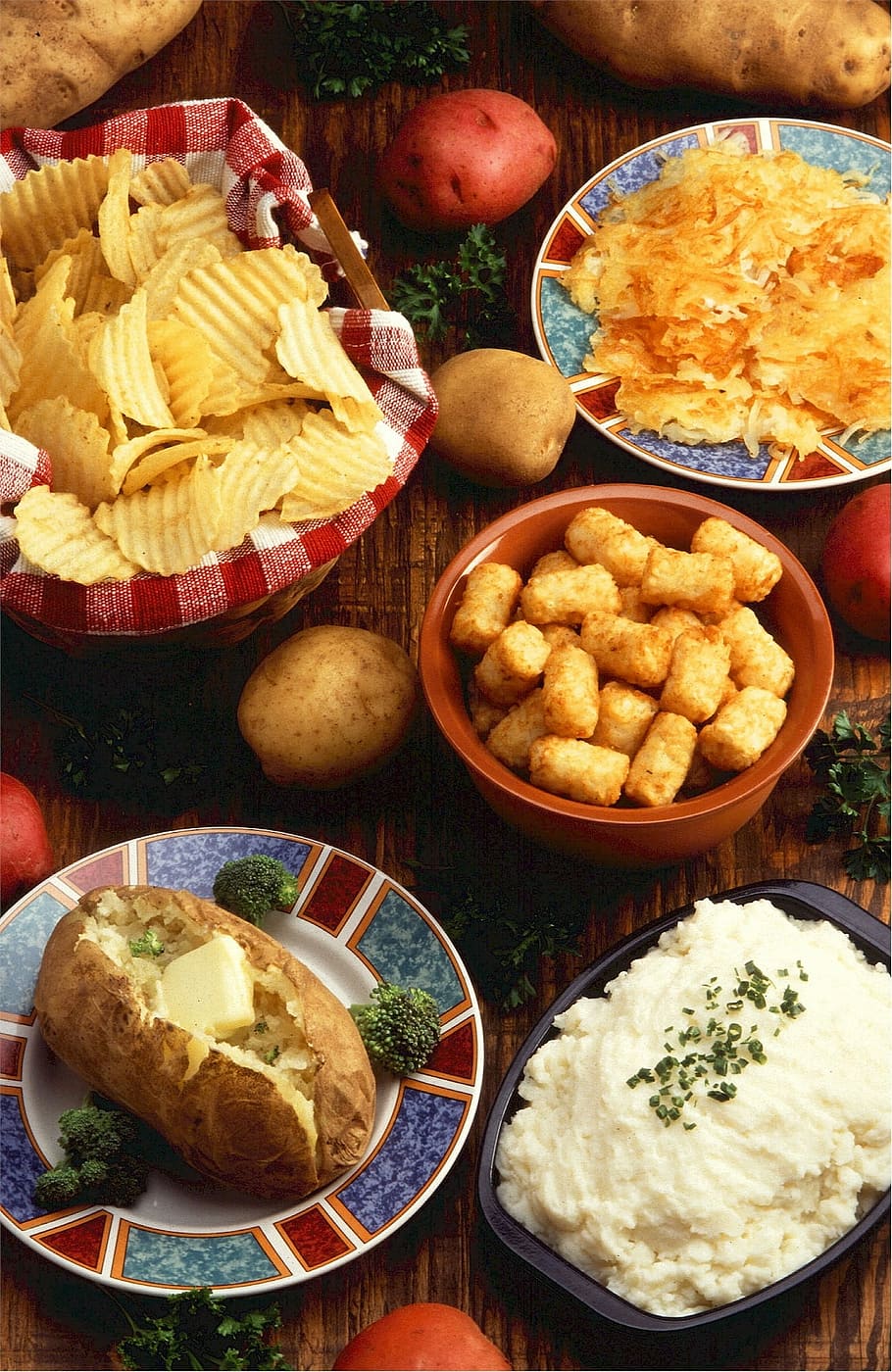 aliments cuits de patata, patates, plats, al forn, puré, xips, tater tots, fregit, panqueques, hidrats de carboni, saborós, menjar, nutrició, casolà, acció de gràcies, festa, spud, cuit, placa, patata preparada, menjar i beguda, bol, cultures, variació, llest per menjar, frescor, taula, alimentació saludable, elecció, vegetals, patata, vista d’angle alt, a l'interior, benestar, cap gent, natura morta, arròs - aliment bàsic, berenar, sopar, vaixella, xip nacho, 1080P