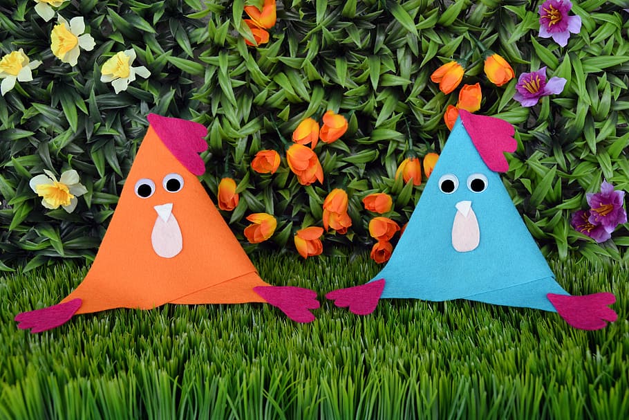 Hühner, Ostern, Hähnchen, Dekoration, lustig, bunt, eilen, Frohe Ostern, basteln, Ostergrüße, Osterfeier, Pflanze, Kunst und Handwerk, grüne Farbe, Darstellung, Kreativität, Natur, Gras, blühende Pflanze, Blume, keine Leute, Tierdarstellung, Nahansicht, Kunst, Wachstum, Tag, mehrfarbig, Schönheit in der Natur, Feld, Frische, Land, draußen, Blütenkopf, Schmetterling - Insekt, 4K