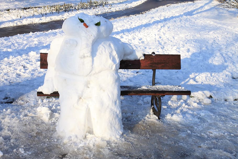 Bank, Weihnachten, kalt, Spaß, Eis, Jahreszeit, sitzen, Sitzung, Schnee, Schneemann, Winter, kalte Temperatur, weiße Farbe, Tag, Natur, Land, Darstellung, menschliche Darstellung, Feld, Sitz, männliche Ähnlichkeit, keine Leute, Kunst und Handwerk, Skulptur, draußen, warme Kleidung, 4K