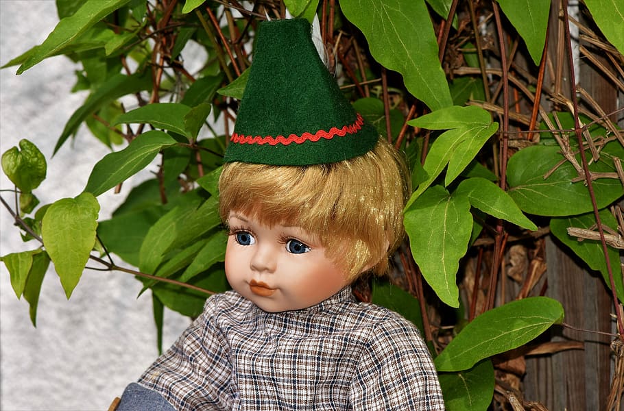 bambola del ragazzo, verde, pianta fogliare, Bambola, testa di bambole, capo, berretto, faccia da bambola, figura, viso, deco, decorazione, biondo, ragazzo, occhi, capelli, bellissimo, ritratto, vista, infanzia, bambino, foglia, parte vegetale, carina, innocenza, una persona, colpo alla testa, pianta, guardando la fotocamera, colore verde, vista frontale, persone reali, natura, uomini, avvicinamento, capelli biondi, all'aperto, 5K