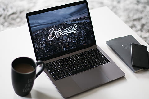 negre, gris, ordinador portàtil, al costat, ceràmica, tassa, MacBook activat, pro, iphone 8, més, escriptori, oficina, PC, ordinador, tecnologia, tecnologia sense fils, connexió, portàtil, comunicació, taula, equips informàtics, cap gent, portabilitat, a l'interior, dispositiu d’informació portàtil, Internet, menjar i beguda, xarxa d’ordinadors, pantalla, primer pla, text, tir de l'estudi, natura morta, comunicacions globals, 5K, CC0, domini públic, lliure de regalies