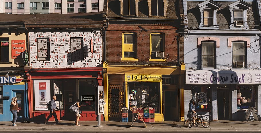 4 persone, in piedi, accanto, strada, giorno, persona, scena urbana, architettura, esterno dell'edificio, struttura costruita, città, memorizzare, vita di città, facciata, persone, destinazioni di viaggio, persone reali, costruzione, uomini, gruppo di persone, donne, stili di vita, adulto, mezzi di trasporto, folla, finestra, attività di svago, all'aperto, 5K