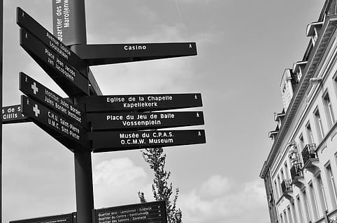 poster, postere, semnalele, cale, semn, traseu, vacanţă, Bruxelles, Belgia, comunicare, arhitectură, vedere unghiulară joasă, informație, text, cer, semn de direcție, construită, simbol, semn de informație, indicator, western script, îndrumare, drum, exteriorul clădirii, natură, nici o persoana, direcţie, arrow simbol, în aer liber, 2K, CC0, domeniu public, fără drepturi de autor