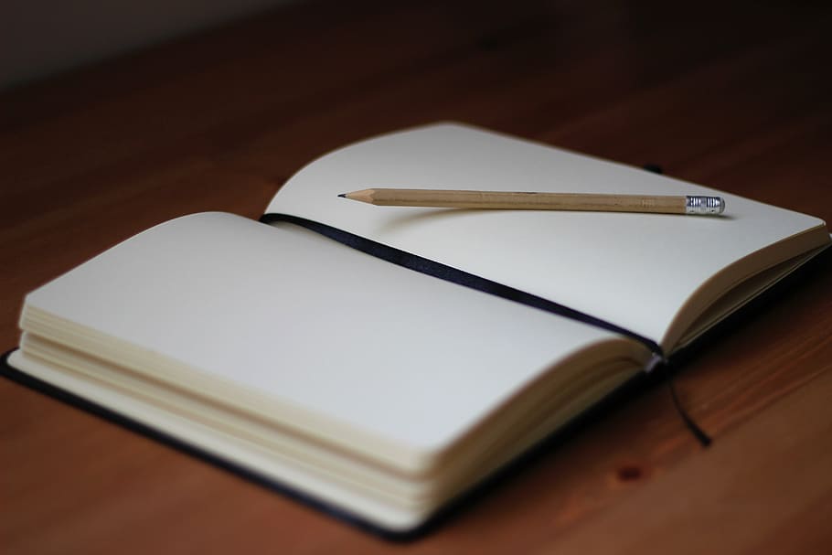 libro, matita, di legno, superficie, Marrone, chiaro, bianca, carta, Scrivi, taccuino, scrivania, tavolo, nessuno, girato in studio, diario, avvicinamento, sfondo colorato, in casa, giorno, legno - materiale, pubblicazione, due oggetti, ufficio, natura morta, formazione scolastica, copia spazio, strumento di scrittura, bloc notes, forniture per ufficio, penna, apprendimento, antico, penna stilografica, ambientazione, piccolo gruppo di oggetti, 5K
