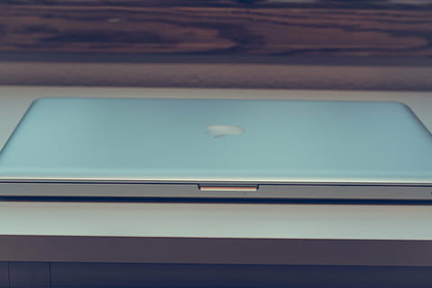 jablko, počítač, laptop, macbook, stůl, nikdo, uvnitř, sdělení, technologie, bezdrátové technologie, spojení, obrazovka, detail, digitální tablet, vysoký úhel pohledu, stálý život, modrý, voda, zaměřit se na popředí, průhledný, dřevo - materiál, tyrkysové barvy, 5K, CC0, veřejná doména, bez autorských práv