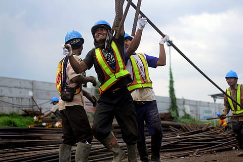 trabalhador da construção, concreto, construção, trabalhador, trabalhos, trabalho, tarefa, construir, desenvolvimento, ferro, cara, equipamento, escalar, indonésio, trabalho em equipe, chapéu, adulto médio, capacete de segurança, três pessoas, capacete, roupas reflexivas, grupo de pessoas, segurança, roupas, de pé, pessoas reais, homens, ocupação, vestuário de proteção, protecção, cooperação, dia, céu, segurando, colega de trabalho, ao ar livre, 5K, CC0, domínio público, royalty free