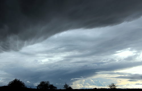 núvols foscos, endavant, cel, núvols, formen núvols, paisatge, naturalesa, cloudscape, tempesta, trist, temps, l'estat d'ànim del temps, amenaçador, núvol - cel, cel dramàtic, núvol, fosc, ominós, cel malhumorat, núvol de tempesta, blau, escenics, cap gent, a l'aire lliure, pluja, bellesa a la natura, arbre, escenics - natura, medi ambient, senyal d'advertència, signe, vista d’angle baix, poder a la natura, meteorologia, 4K, CC0, domini públic, lliure de regalies