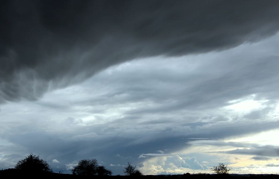 núvols foscos, endavant, cel, núvols, formen núvols, paisatge, naturalesa, cloudscape, tempesta, trist, temps, l'estat d'ànim del temps, amenaçador, núvol - cel, cel dramàtic, núvol, fosc, ominós, cel malhumorat, núvol de tempesta, blau, escenics, cap gent, a l'aire lliure, pluja, bellesa a la natura, arbre, escenics - natura, medi ambient, senyal d'advertència, signe, vista d’angle baix, poder a la natura, meteorologia, 4K