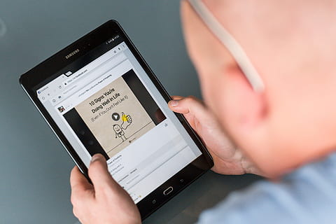 tabletti, android, elektroniikka, viestintä, elektroniset laitteet, kosketusnäyttö, tekniikka, kuvaruutu, mobile, tiedotusvälineet, blogi, aikuinen, yksi henkilö, ihmiskehon osa, käsi, nuori aikuinen, ihmisen käsi, sisällä, liiketoiminta, lähikuva, yhteys, tietokone, Rahoittaa, langaton tekniikka, valikoiva tarkennus, tietokoneella, tilalla, yhtenäinen, 2K, CC0, public domain, rojaltivapaa