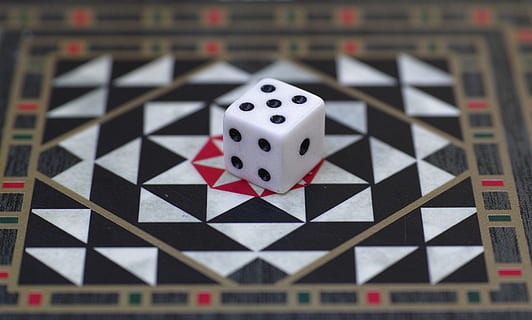 selektiv, fokus fotografering, terninger, spidst, 5 dot, spil bord, membran, backgammon, spil, nummer, held, gambling, makro, kopiere plads, baggrund, tæt på, struktur, vandret, selektiv fokusering, træfiberplader, perspektiv, underholdning, geometriske, detalje, ingen, ingen mennesker, mønster, abstrakt, flag, dag, indendørs, fritidsspil, kunstkultur og underholdning, mulighed, lempelse, fritidsaktivitet, brætspil, bord, skak, konkurrence, skakbræt, hvid farve, 4K, CC0, offentligt domæne, royaltyfrie