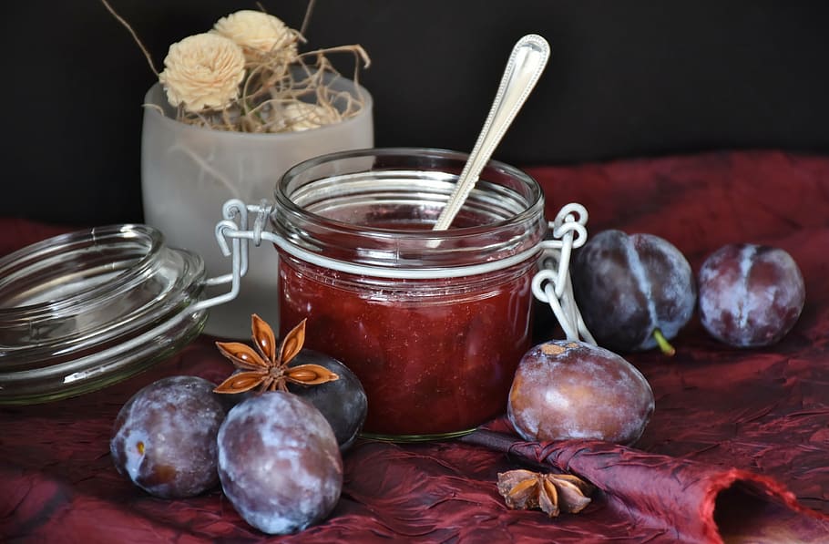 clar, tassa de vidre, inoxidable, cullera d'acer, prunes, fruita, melmelada, violeta, dolç, porpra de, menjar, cuinar, bullir, fer durador, gelea, gelificant sucre, sucre, esmorzar, material de fusta, jar, frescor, orgànic, alimentació saludable, gourmet, contenidor, menjar i beguda, a l'interior, espècia, cap gent, natura morta, benestar, taula, vermell, primer pla, ingredient, anís estrellat, cullera, gran grup d'objectes, estri de cuina, fons negre, 4K