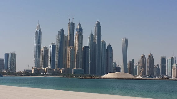 panoràmica, fotografia, edifici highrise, dubai, uae, platja, gratacels, exterior d’edifici d’oficines, exterior de l'edifici, estructura construïda, arquitectura, ciutat, horitzó urbà, aigua, edifici, paisatge, modern, cel, districte del centre de la ciutat, oficina, paisatge urbà, alta - alta, naturalesa, barri residencial, destinacions de viatge, cap gent, districte financer, a l'aire lliure, fletxa, luxe, 2K, CC0, domini públic, lliure de regalies
