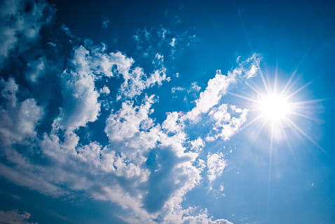 orang, menunjukkan, biru, langit, siang hari, langit biru, matahari, awan, berawan, sinar matahari, terang, latar belakang, awan - langit, keindahan di alam, alam, scenics - alam, idilis, tampilan sudut rendah, ketenangan, hari, adegan yang tenang, tidak ada orang, warna putih, di luar rumah, cloudscape, surga, lensa suar, meteorologi, terang benderang, bersih, 4K, CC0, domain publik, bebas royalti