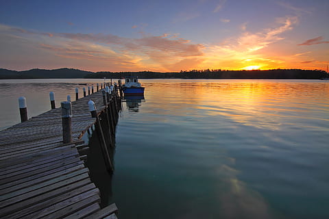 embarcadero, mar, amanecer, paisaje, playa, nubes, muelle, oscuridad, Oceano, al aire libre, plácido, reflexión, marina, costa, enviar, cielo, Dom, puesta de sol, viaje, agua, yate, paisajes - naturaleza, nube - cielo, belleza en la naturaleza, tranquilidad, escena tranquila, lago, naturaleza, escena no urbana, barco náutico, idílico, transporte, color naranja, silueta, modo de transporte, nadie, poste de madera, 2K, CC0, dominio público, libre de derechos