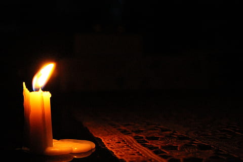 apšviestas, žvakė, staltiesė, šviesa, Ugnis, liepsna, deginti, žvakių šviesa, harmonija, ramus, romantiškas, švyti, vaškas, deginimas, meditacija, romantika, tamsus, ugnis - gamtos reiškinys, religija, dvasingumas, naktis, šilumos - temperatūra, šviečia, patalpose, nėra žmonių, kopijavimo vietos, namų kambarys, Iš arti, pobūdį, tamsus kambarys, juodas fonas, studija, lydymas, šviesumas, 1080P, CC0, Viešasis domenas, nemokamai